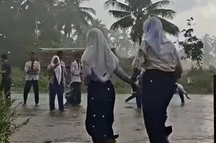 Hujan Deras Hambat Aktivitas Sekolah Di Pidie