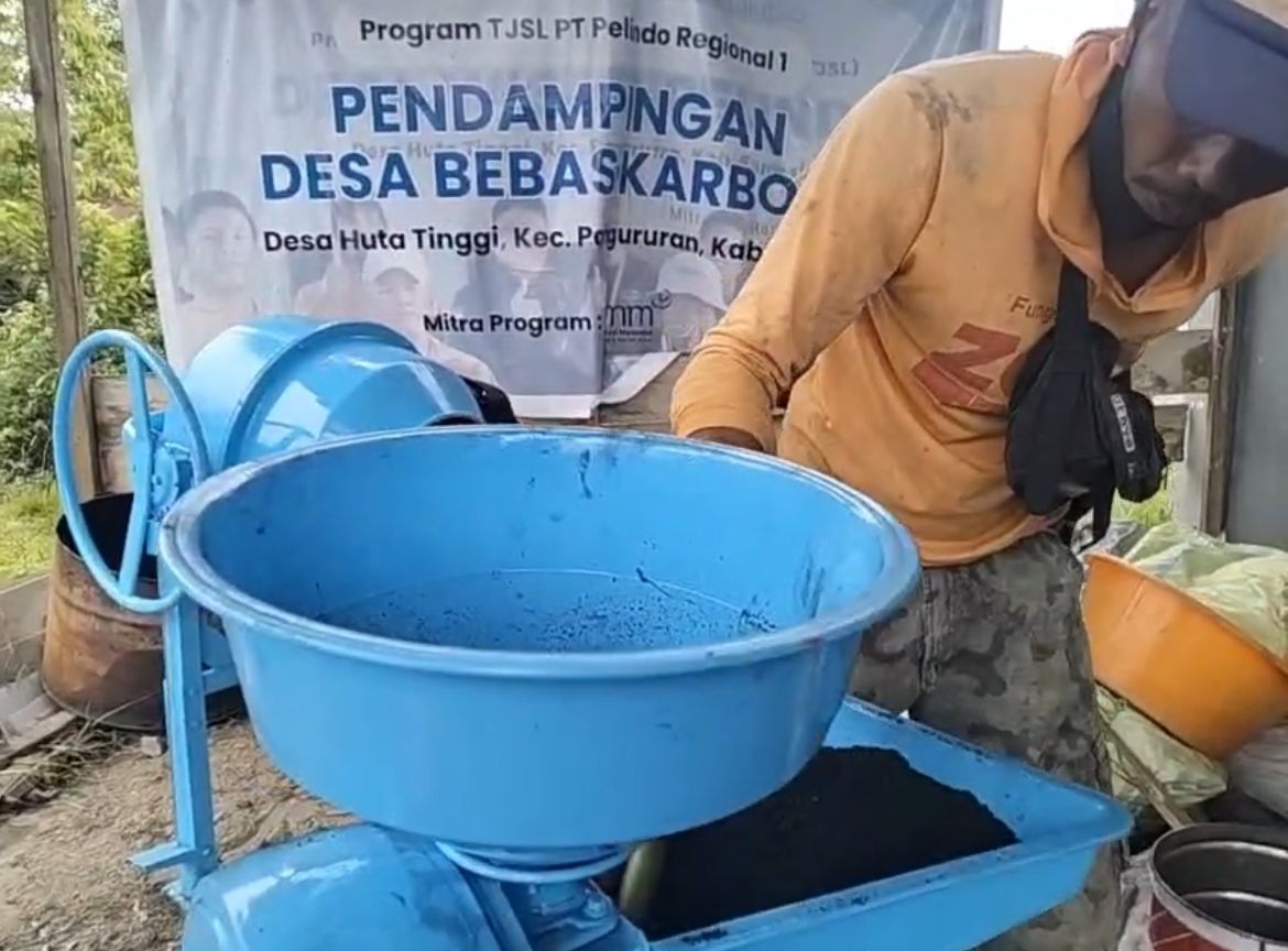 Sukseskan “Program Desa Bebas Karbon” Desa Huta Tinggi Samosir, Pelindo Regional 1 Salurkan Mesin Penepung