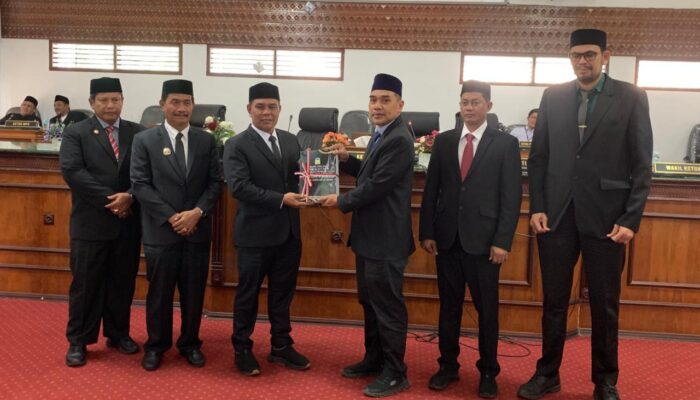 Bupati Aceh Besar Serahkan Rancangan KUA Dan PPAS APBK TA 2026 Ke DPRK