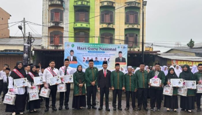 Rayakan Hari Guru, Pesantren Darul Hikmah Beri Penghargaan Untuk Guru Berprestasi