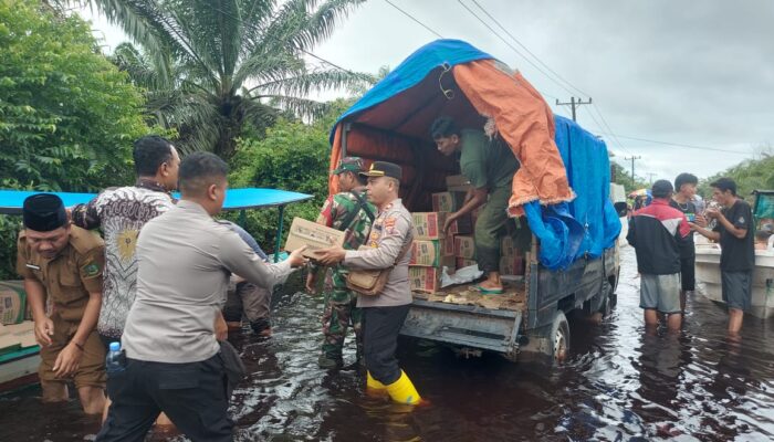 Bakti Sosial Forkopimcam Muara Batang Gadis Disambut Hangat Warga Terdampak Banjir