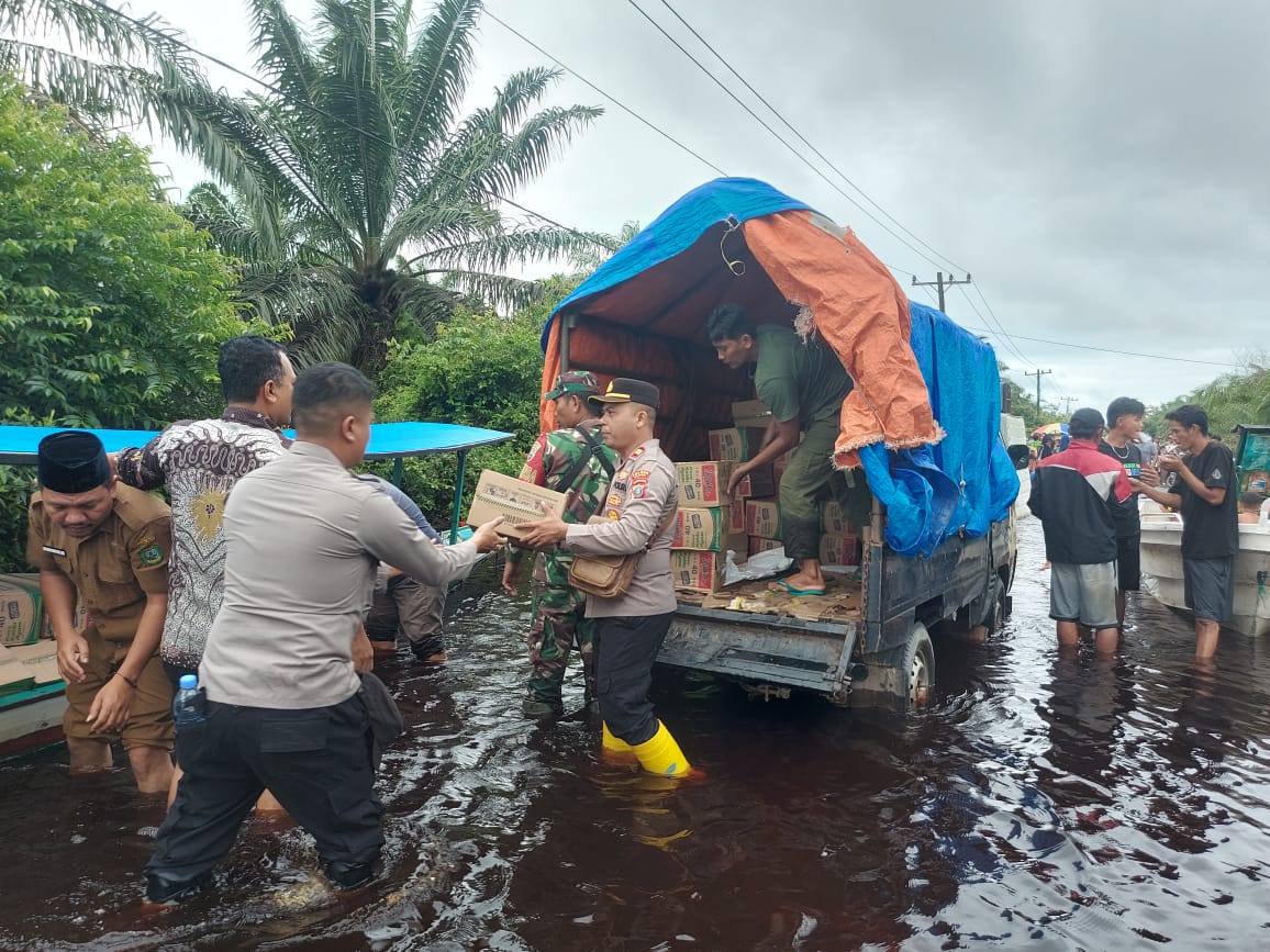 Bakti Sosial Forkopimcam Muara Batang Gadis Disambut Hangat Warga Terdampak Banjir