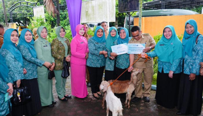 Ketua TP PKK Kota Binjai Serahkan Hadiah Pemenang Lomba HKG PKK Sumut 2025