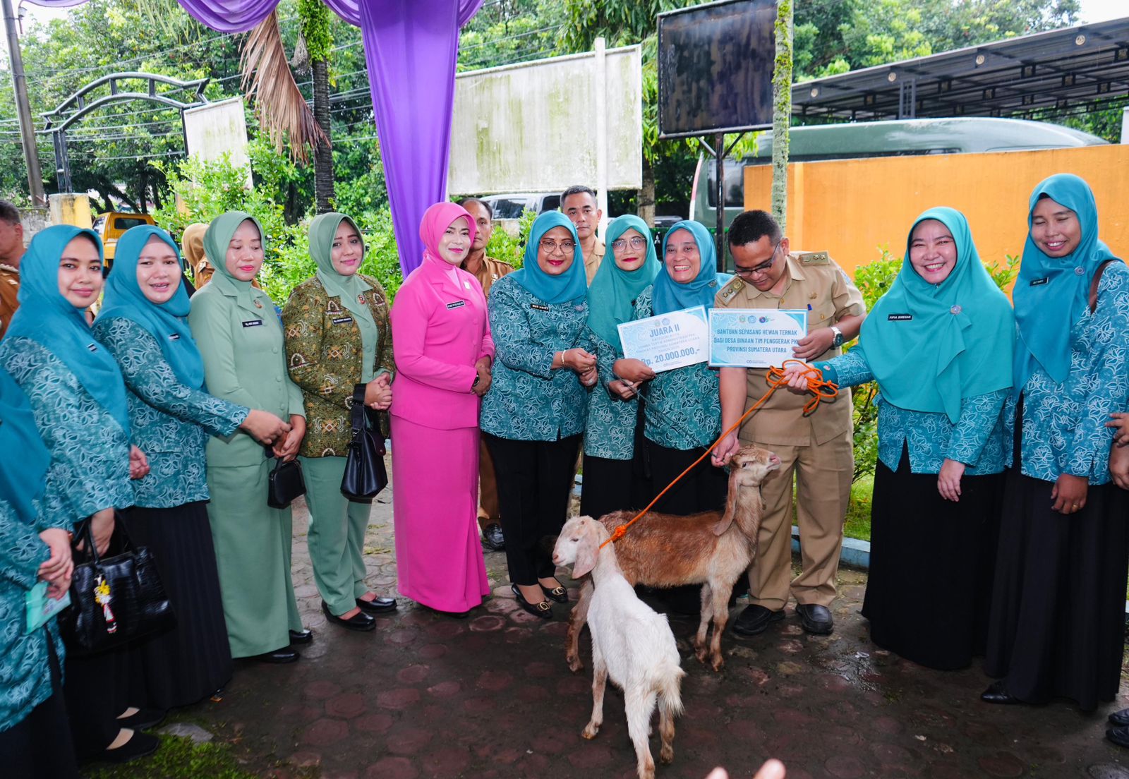 Ketua TP PKK Kota Binjai Serahkan Hadiah Pemenang Lomba HKG PKK Sumut 2025