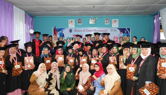 Semangat Tak Mengenal Usia: Binjai Wisuda 28 Lansia Sekolah Surya Senja Mandiri