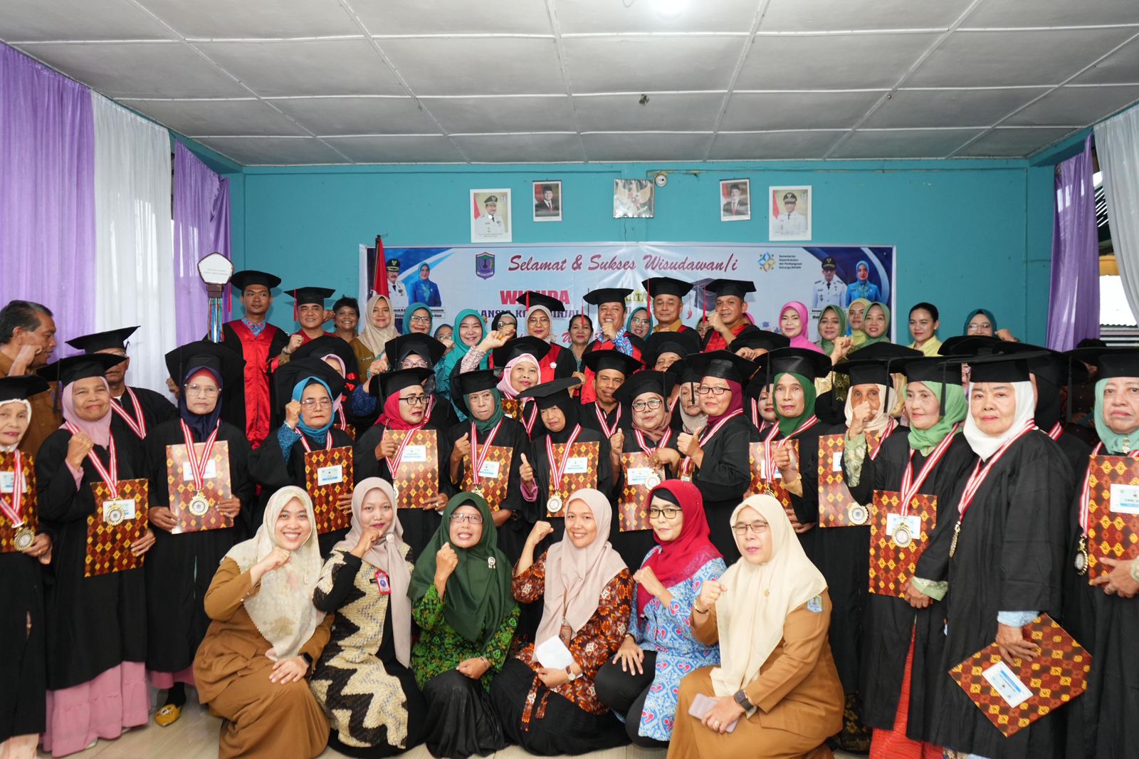 Semangat Tak Mengenal Usia: Binjai Wisuda 28 Lansia Sekolah Surya Senja Mandiri