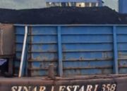 Kapal Tongkang Tak Berawak Terdampar Di Muara Laut Pantai Labu