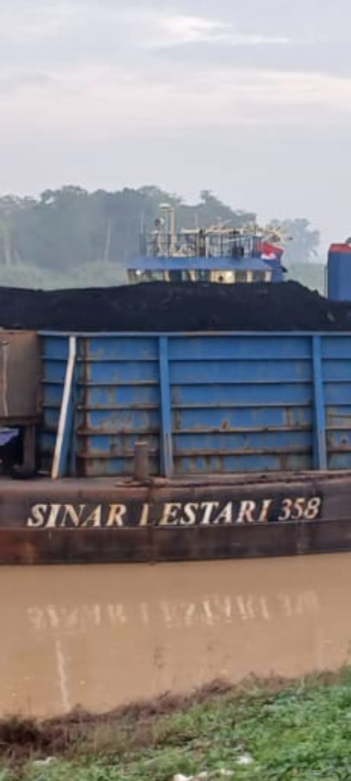 Kapal Tongkang Tak Berawak Terdampar Di Muara Laut Pantai Labu