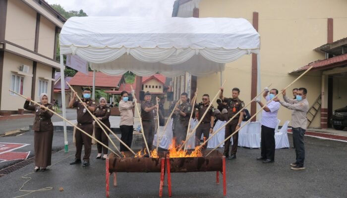 Kejari Abdya Musnahkan Bukti Narkotika Hingga ITE