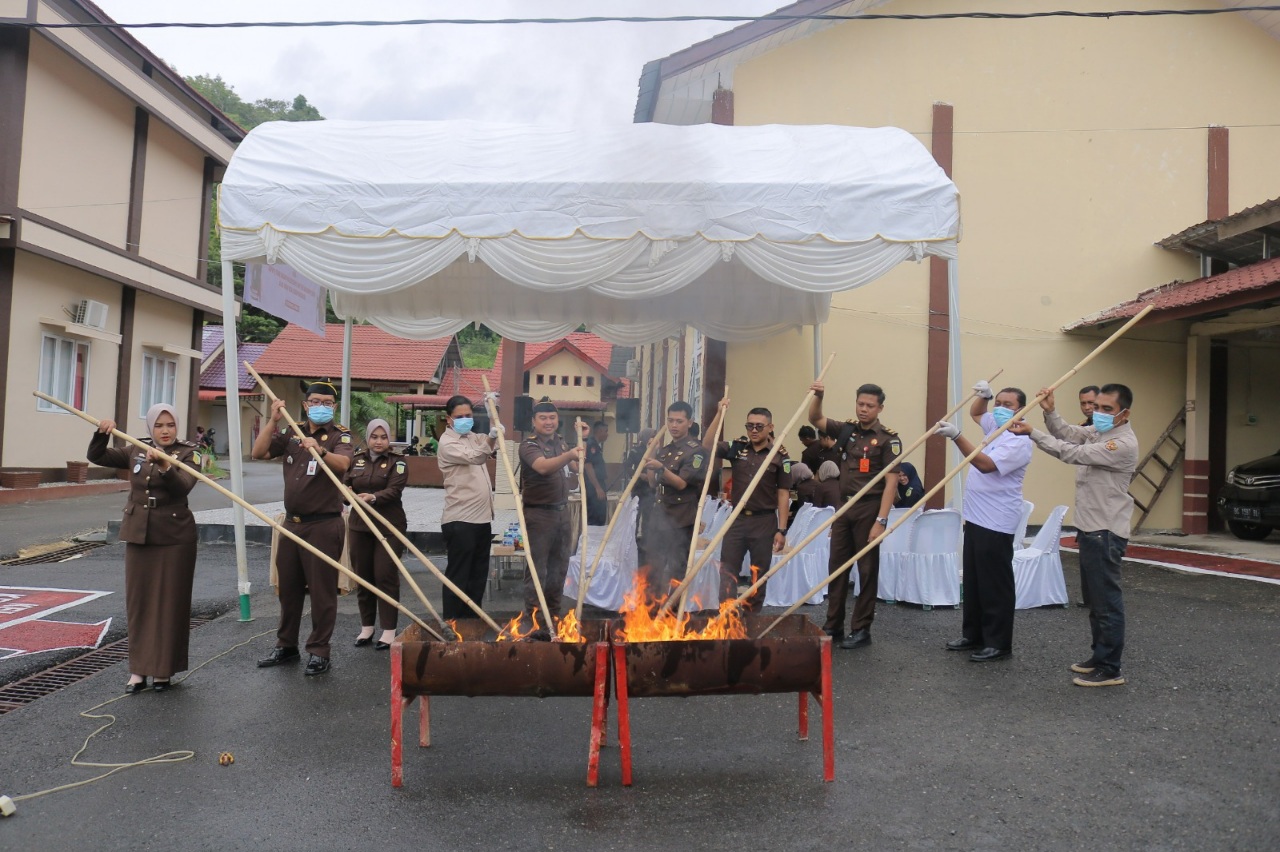 Kejari Abdya Musnahkan Bukti Narkotika Hingga ITE