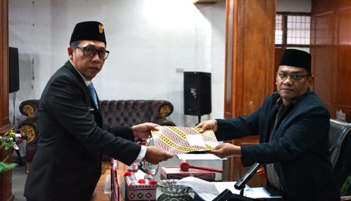 Bupati Taput Sampaikan Nota Jawaban Atas Pandangan Fraksi DPRD Terkait Ranperda APBD 2026