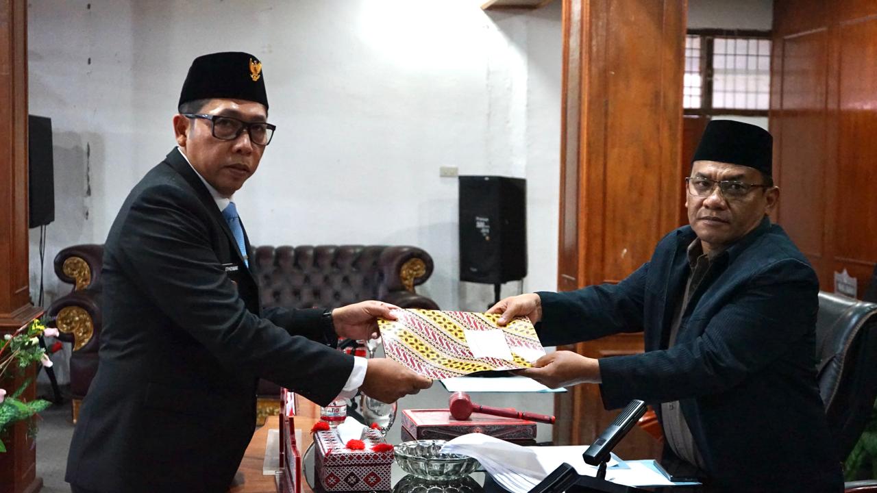 Bupati Taput Sampaikan Nota Jawaban Atas Pandangan Fraksi DPRD Terkait Ranperda APBD 2026