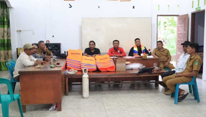 Trauma Banjir Masih Hantui Warga Besitang, Kades Sekoci Bagikan Life Jacket Buat Warga