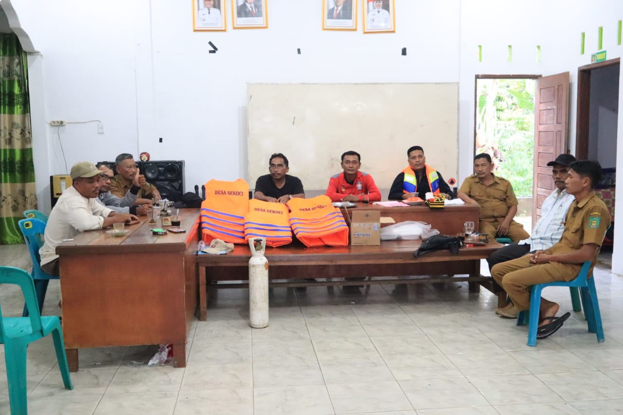 Trauma Banjir Masih Hantui Warga Besitang, Kades Sekoci Bagikan Life Jacket Buat Warga