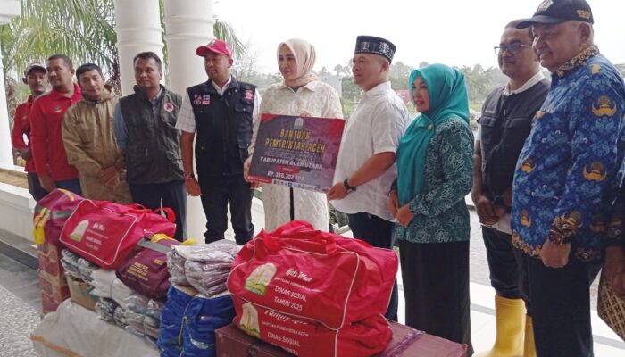 Istri Mualem Serahkan Bantuan Korban Banjir Aceh Utara