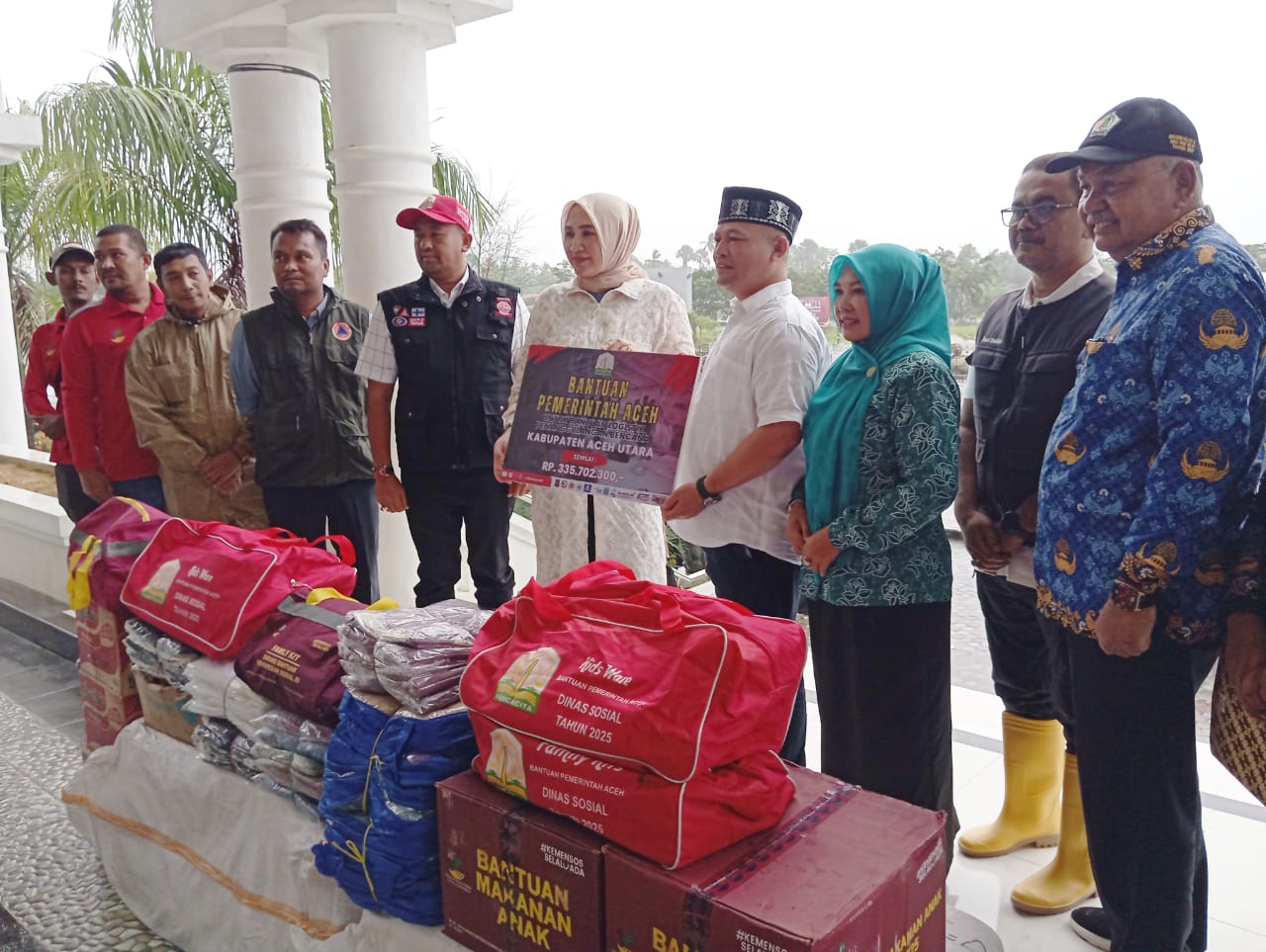 Istri Mualem Serahkan Bantuan Korban Banjir Aceh Utara