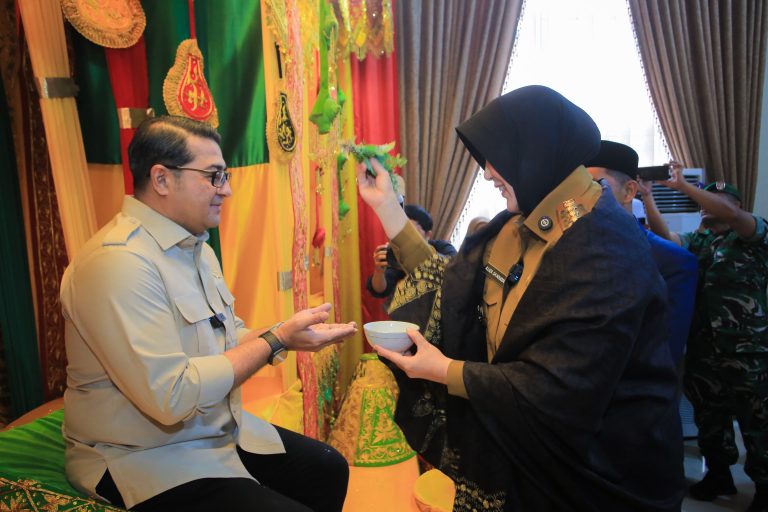 Illiza Peusijuek Menekraf Teuku Riefky