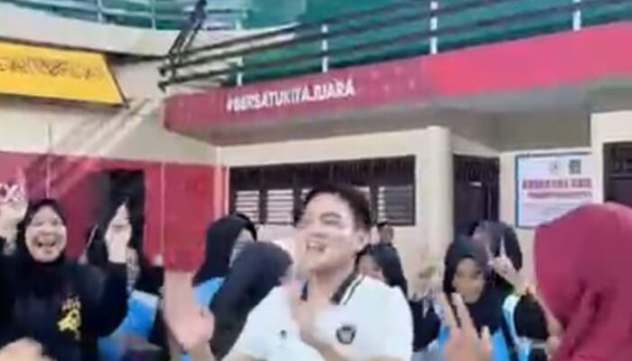 Jagat Maya Heboh Ketika Wakil Rakyat Berjoget Riang Bersama Sejumlah Wanita