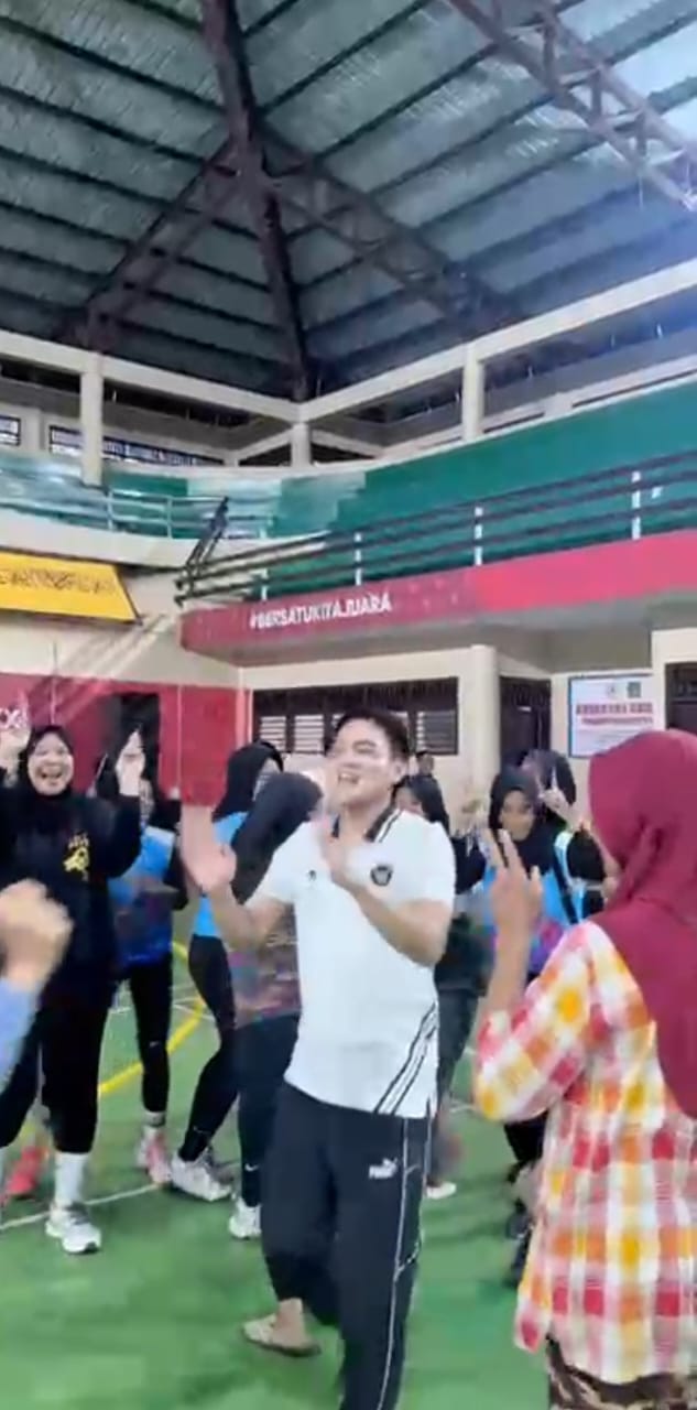 Jagat Maya Heboh Ketika Wakil Rakyat Berjoget Riang Bersama Sejumlah Wanita