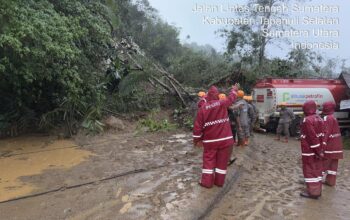 Material longsor berupa tanah dan pepohonan menutup badan jalan sehingga jalur distribusi dari Fuel Terminal (FT) Sibolga ke sejumlah SPBU di Tapanuli Utara dan kabupaten sekitarnya untuk sementara tidak dapat dilalui mobil tangki.