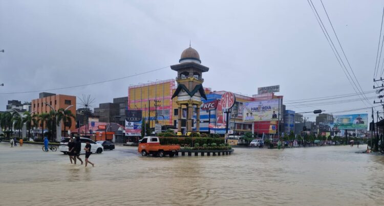 Bireuen Dikepung Banjir, Jalinsum Terganggu, Aspal Km 16 Arah Takengon Retak