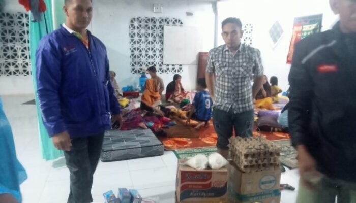 Kala Pj Geusyik T. Teungoh Cari Korban Banjir Dan Buka Dapur Umum