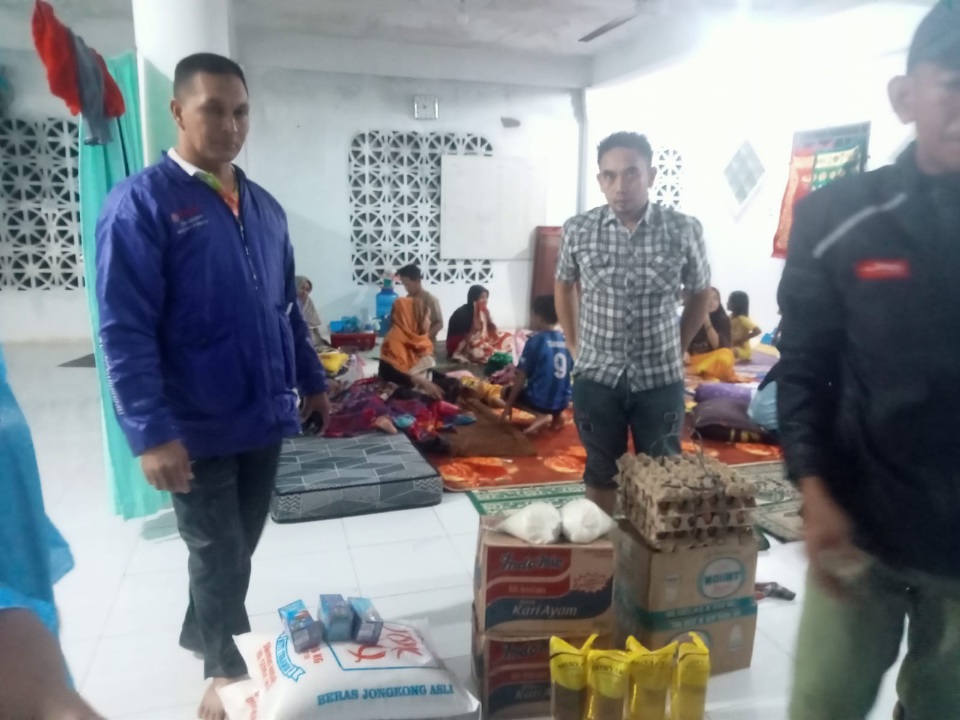 Kala Pj Geusyik T. Teungoh Cari Korban Banjir Dan Buka Dapur Umum