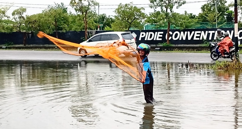 Berburu Ikan Di Genangan Banjir