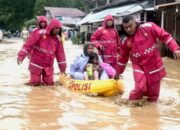 Polisi Jadi Penyelamat Di Saat Warga Pidie Terjebak Banjir