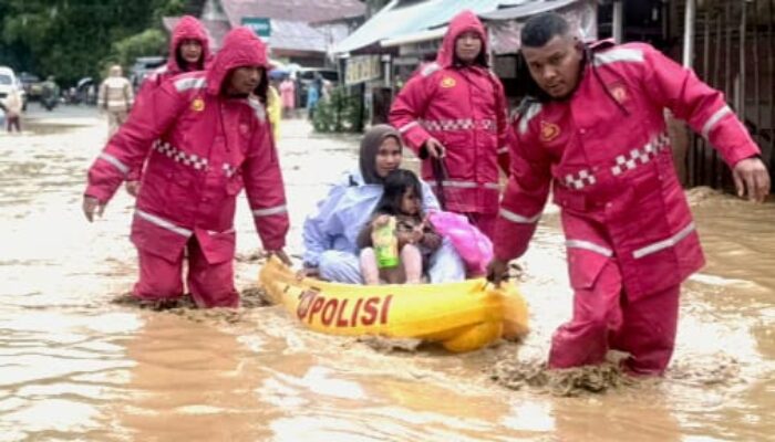 Polisi Jadi Penyelamat Di Saat Warga Pidie Terjebak Banjir