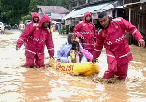 Polisi Jadi Penyelamat Di Saat Warga Pidie Terjebak Banjir