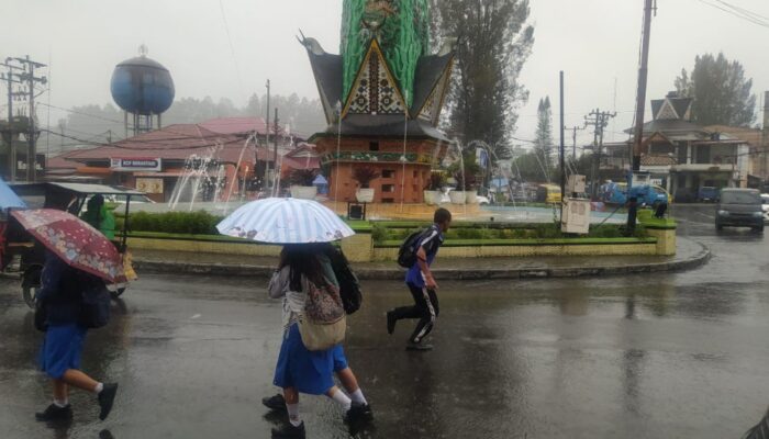 Warga Karo Diminta Waspada Cuaca Ekstrem, Longsor Dan Pohon Tumbang
