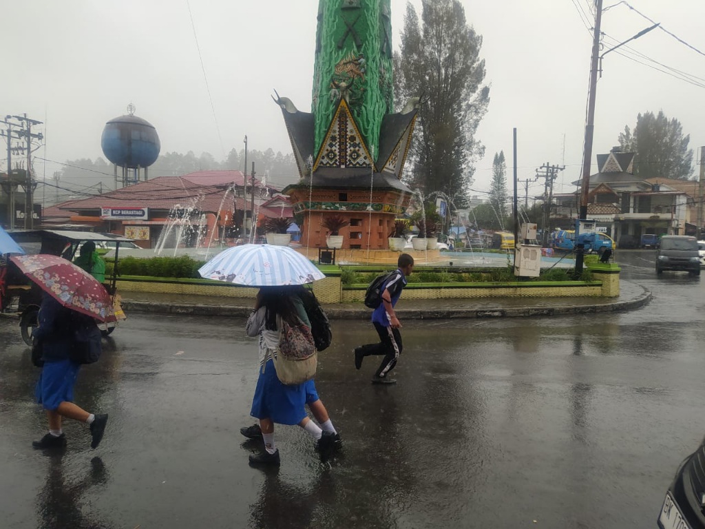 Warga Karo Diminta Waspada Cuaca Ekstrem, Longsor Dan Pohon Tumbang
