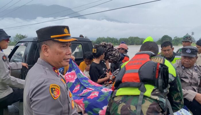 Sigap Dan Humanis, Polres Agara Evakuasi Warga Terjebak Banjir Di Lawe Kinga Lapter