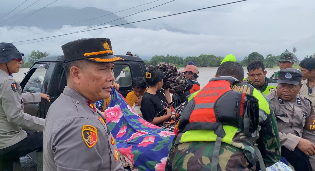 Sigap Dan Humanis, Polres Agara Evakuasi Warga Terjebak Banjir Di Lawe Kinga Lapter