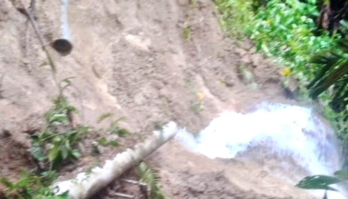 Warga Padangsidimpuan Tampung Air Hujan Akibat Air PDAM Mati 4 Hari