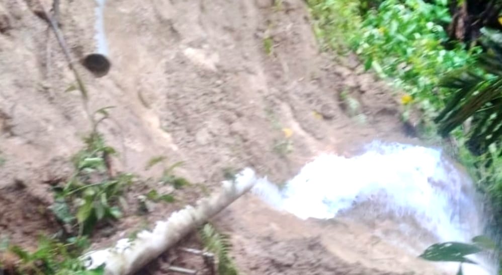 Warga Padangsidimpuan Tampung Air Hujan Akibat Air PDAM Mati 4 Hari