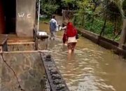 Tim Puskesmas Simpang Tiga Terobos Banjir Demi Warga yang Mulai Sakit