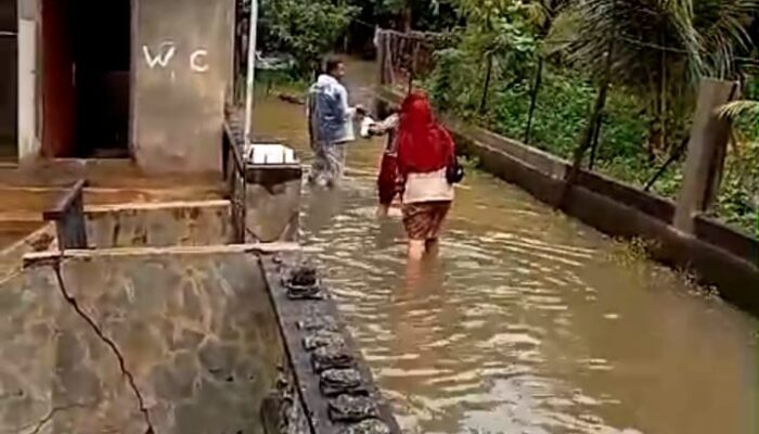 Tim Puskesmas Simpang Tiga Terobos Banjir Demi Warga yang Mulai Sakit