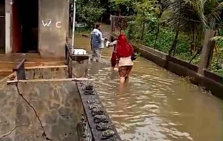 Tim Puskesmas Simpang Tiga Terobos Banjir Demi Warga yang Mulai Sakit