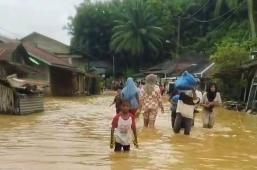 Air Pasang Genangi Kota Natal, Warga Terpaksa Mengungsi