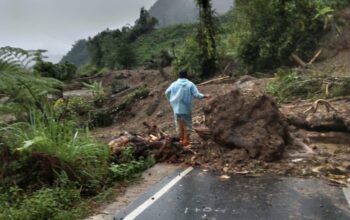 Gubsu Harus Turun, Infrastruktur Jalan Jembatan Merah – Muarasoma Kec.Batang Natal Masih Belum Bisa Dilewati
