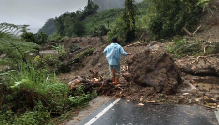 Gubsu Harus Turun, Infrastruktur Jalan Jembatan Merah – Muarasoma Kec.Batang Natal Masih Belum Bisa Dilewati