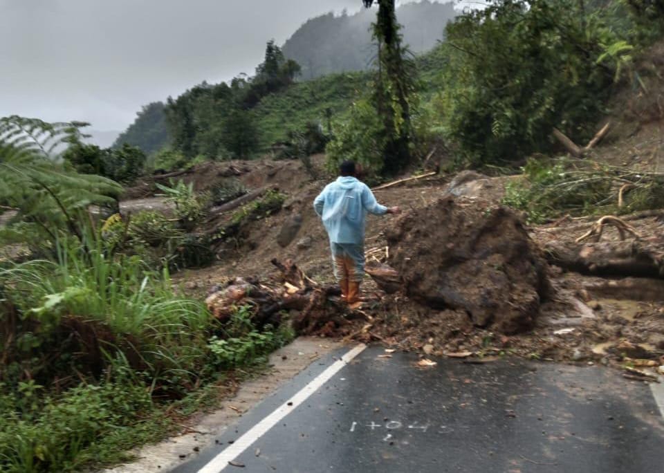 Gubsu Harus Turun, Infrastruktur Jalan Jembatan Merah – Muarasoma Kec.Batang Natal Masih Belum Bisa Dilewati