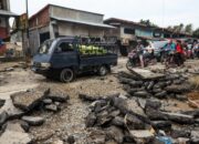 Mualem Tinjau Dampak Banjir di Bireuen: Tanpa Sinyal, Jalan Nasional Putus
