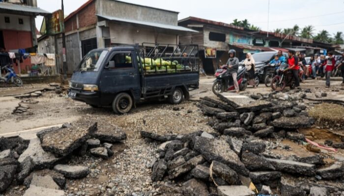Mualem Tinjau Dampak Banjir di Bireuen: Tanpa Sinyal, Jalan Nasional Putus