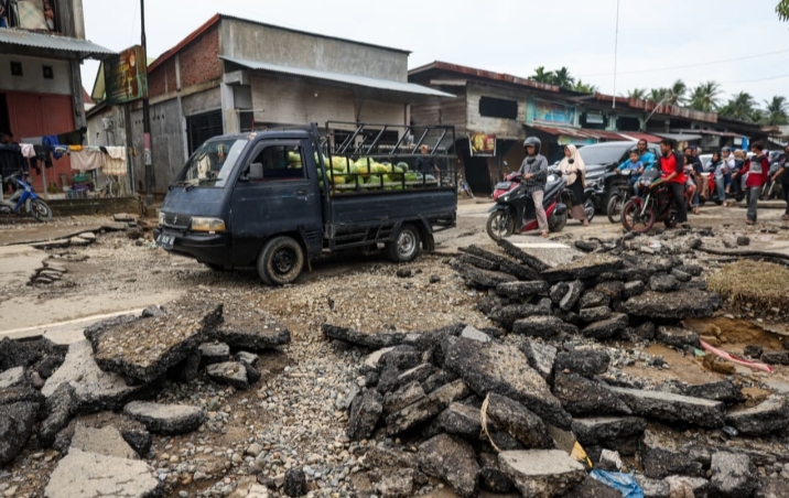 Mualem Tinjau Dampak Banjir di Bireuen: Tanpa Sinyal, Jalan Nasional Putus