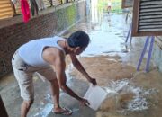 Sisa Banjir Menyapa, Warga Pidie Membersihkannya