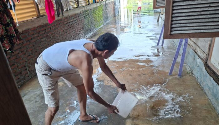 Sisa Banjir Menyapa, Warga Pidie Membersihkannya