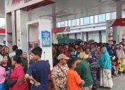 BBM Langka, Warga Sibolga Antre Di SPBU